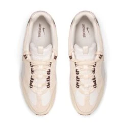 Nike X JACQUEMUS AIR HUMARA LX -ADIDAS Store NikeXJACQUEMUSAIRHUMARALXLIGHTBONEGOLD SAIL8DR0420 001 4