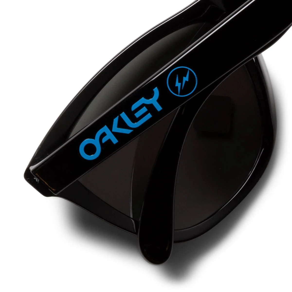 Oakley X FRAGMENT DESIGN FROGSKINS 5 Oakley X FRAGMENT DESIGN FROGSKINS - Image 5